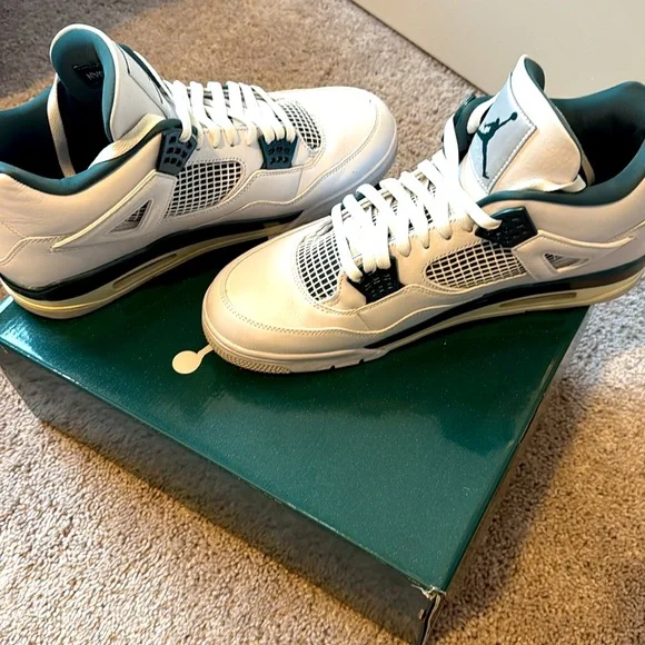 Jordan 4 Retro Like New! - Picture 3 of 6